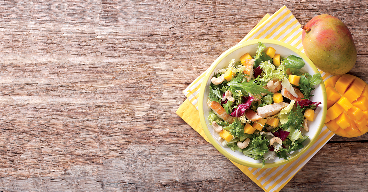 Insalata di pollo al mango e anacardi: una ricetta light per l'estate