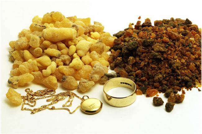 Oro incenso e mirra: le cure cosmetiche sotto l'albero - Riza.it