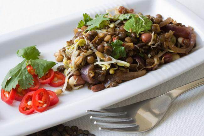 Via la fame nervosa con dieta bilanciata e insalata di legumi