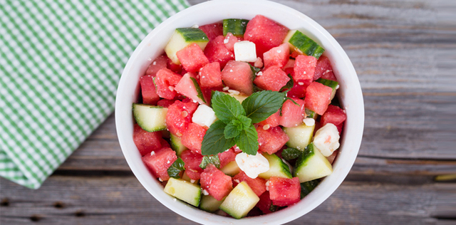 Insalata di anguria, cetriolo e feta: l'antiossidante della tua estate