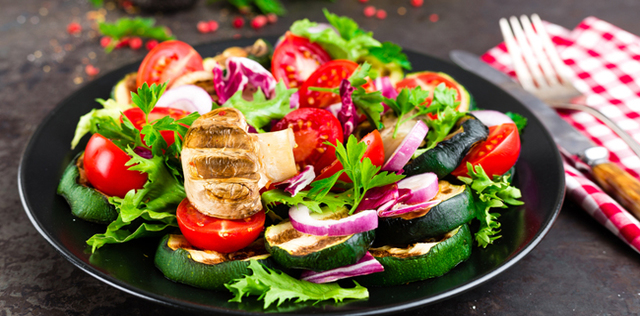 Prova l'insalata detox coi funghi champignon