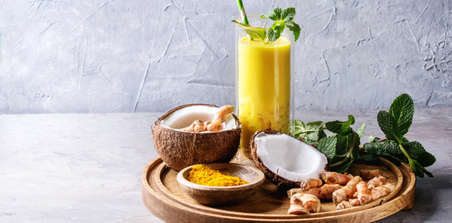 Latte di cocco alla curcuma e menta: la bevanda che allunga la vita