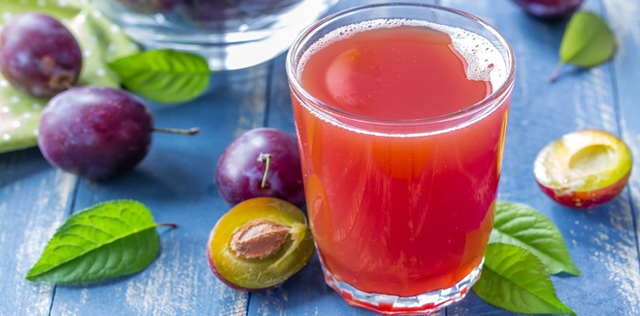 Il tuo succo snellente è con prugna, zenzero e limone