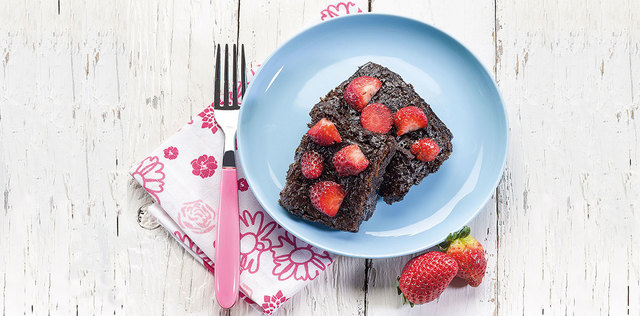 Torta con 3 ingredienti: uova, crema di nocciole e fragole
