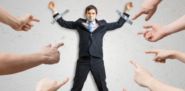 Lo sguardo degli altri mi paralizza: come ne esco?