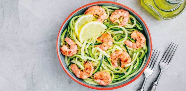 Spaghetti di zucchine con crema di pistacchi e gamberi