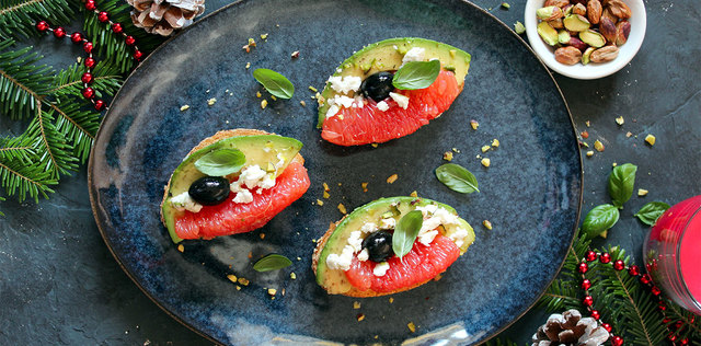 Tartine di avocado e pompelmo rosso