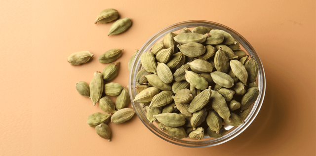Cardamomo: proprietà, benefici, rimedi naturali e precauzioni d’uso