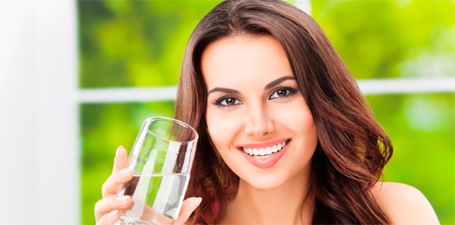 Bere acqua prima dei pasti aiuta a dimagrire