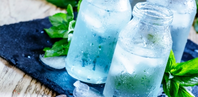 Obesità: bere acqua aiuta a prevenirla
